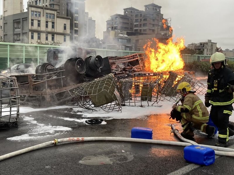 國道1號北上90.2公里竹北路段14日發生火燒車事件，一輛載運松香水的大貨車自撞後起火燃燒，消防局立即派遣人車前往搶救。（新竹縣消防局提供）中央社記者郭宣彣傳真 112年6月14日