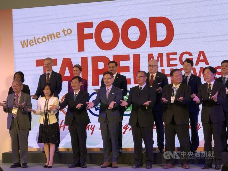 經濟部次長陳正祺（前排左3）和外貿協會董事長黃志芳（前排左4）等人14日出席台北食品展。中央社記者劉千綾攝 112年6月14日