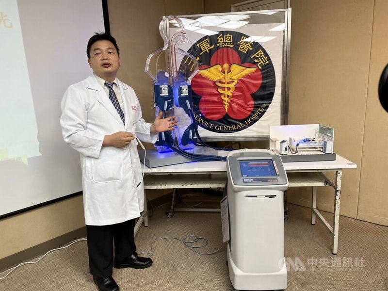 顱內高壓是一種極其嚴重的腦疾病,但傳統治療方法效果有限,三軍總醫院神經外科醫師洪東源14日指出,低溫療法能有效地減輕炎症反應和腦水腫,並減少神經細胞的損傷程度,且可根據每名患者的狀況進行個體化的治療。中央社記者沈佩瑤攝 112年6月14日