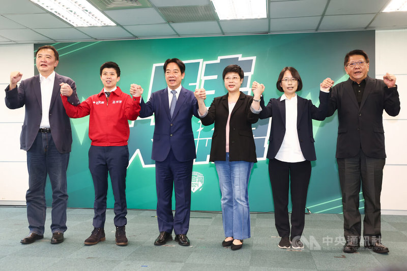 民進黨中執會14日再通過3個立委選區布局,黨主席賴清德(左3)會後宣布,台北市第6選區與現任社民黨議員苗博雅(左2)合作、彰化第3選區徵召作家吳音寧(右2)、新竹市徵召陽明交大科法學院特聘教授林志潔(右3),3人與賴清德及2024大選提名策略小組召集人潘孟安(右)、黨秘書長許立明(左)攜手造勢。中央社記者王騰毅攝 112年6月14日