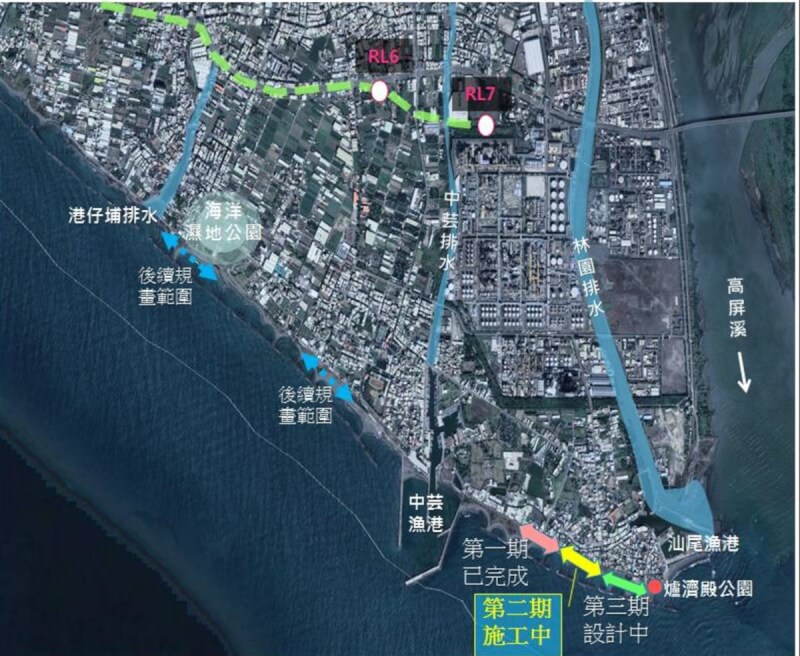 高雄市水利局推動林園海岸線中芸漁港至爐濟殿公園海堤整建，並計畫分期進行整治，將布散海堤上養殖魚塭管線收納至海堤內、綠化環境，打造優質海岸景觀。目前第2期工程，接續1期工程約368公尺海堤整建，已獲經濟部水利署補助辦理，已於5月開工。（高雄市水利局提供）中央社記者洪學廣傳真 112年6月14日