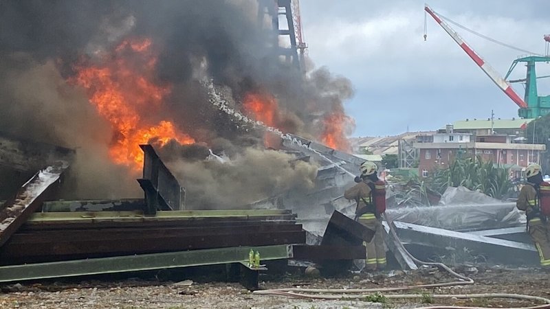 基隆正濱漁港附近一處廢棄冷凍廠正執行拆除工程，一旁空地堆積廢棄物14日上午起火燃燒，大量黑煙直竄天際，消防局獲報立即派遣人車前往搶救，幸無人傷亡。（讀者提供）中央社記者王朝鈺傳真  112年6月14日