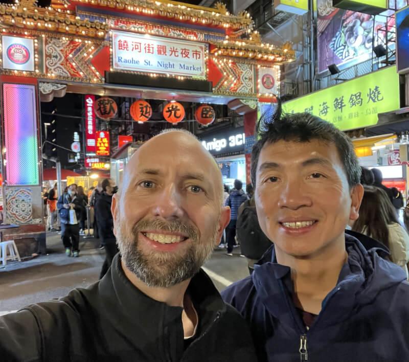 舊金山市議員殷嘉立（前左）去年和出生台灣的夫婿返台，對台灣夜市活力驚豔不已。（圖取自twitter.com/JoelEngardio）