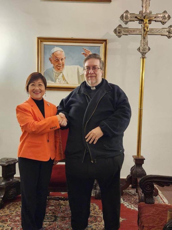 僑委會委員長徐佳青（左）拜會阿根廷首都大教堂的主理神父魯索（右），雙方進行交流，徐佳青也關心教宗方濟各術後健康。（駐阿根廷代表處提供）中央社記者黃韻如布宜諾斯艾利斯傳真 112年6月14日