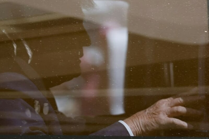 美國前總統川普涉非法持有國安文件、妨礙司法等罪遭聯邦起訴37項犯行，他13日在邁阿密聯邦法院首度出庭應訊，對所有犯行概不認罪。（路透社）