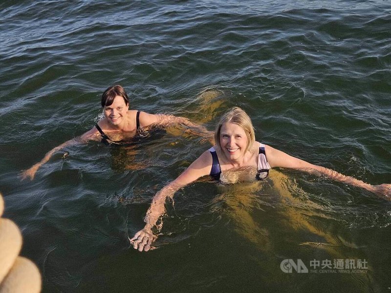 心理治療師萊托寧（Miia Lehtonen）（左）、艾羅（Riikka Airo）（右）熱衷冬季游泳，投身研究泡在冰水中是否有益心理健康，這項研究從今年春季展開，萊托寧說，雖然現階段志願受試者人數不到百人，但初步結果看起來很不錯。中央社記者陳婕翎攝  112年6月15日