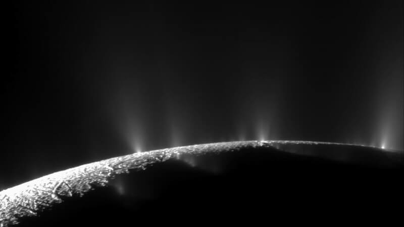 圖為NASA卡西尼號2009年拍攝到土衛二的畫面。（圖取自NASA網頁nasa.gov）