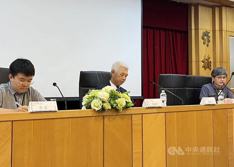 東吳大學政治學系、不當黨產處理委員會15日舉辦「真相的稜鏡：轉型正義工程」學術研討會，大法官被提名人尤伯祥（中）出席座談。中央社記者吳昇鴻攝  112年6月15日