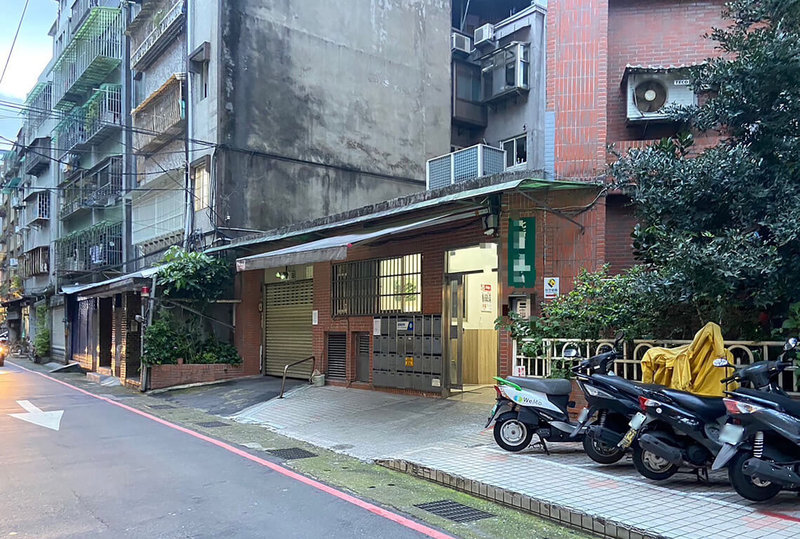 新北市警方15日獲報指新店區北新路二段一處民宅有民眾身亡。警方到場勘驗死者是66歲劉姓女子，遺體已發黑腫脹，69歲丈夫許姓男子疑伴屍多日，詳細案情仍有待釐清。（民眾提供）中央社記者高華謙傳真  112年6月15日