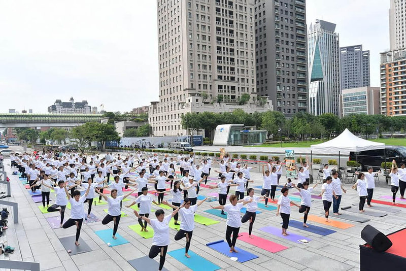 印度台北協會18日將在中正紀念堂舉辦國際瑜珈日活動，圖為5月21日在台中舉辦2023國際瑜伽日開幕活動，吸引超過200人一起進行2小時的瑜伽練習。（印度台北協會提供）中央社記者黃雅詩傳真  112年6月15日