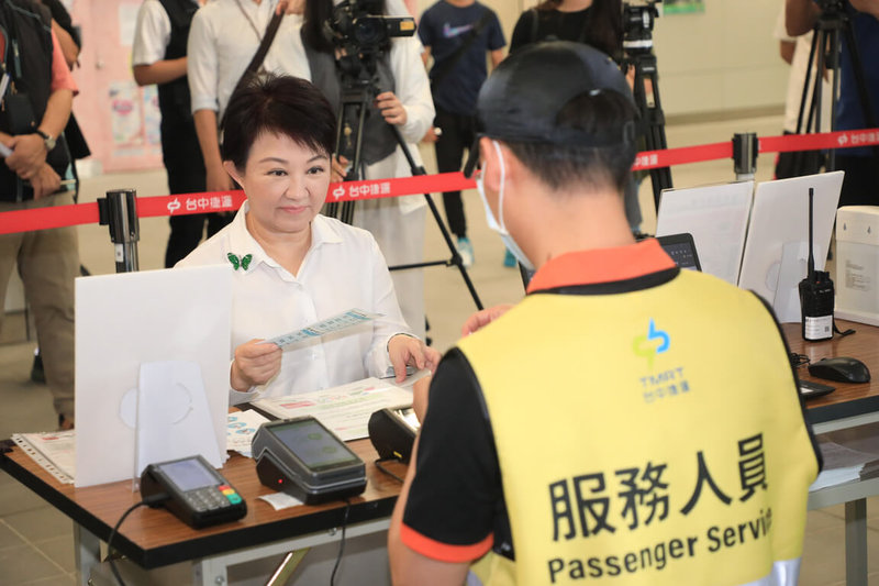 台中市五星級早鳥優惠月票15日起為期16天開始預購,市長盧秀燕(後中)體驗購買,不到10秒就完成購票。(台中市政府提供)中央社記者趙麗妍傳真 112年6月15日