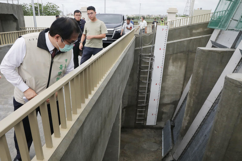 台南市長黃偉哲（前）15日視察仁德區已完工的「崁腳抽水站新建工程」，並感謝中央補助經費及中華醫事大學捐贈土地，讓當地未來再淹水機率可望大幅降低。（台南市政府提供）中央社記者張榮祥台南傳真  112年6月15日