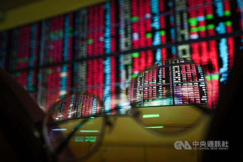 台灣證券交易所8日公布截至10月底，市場上已有150檔ETF上市掛牌交易，總資產規模超過新台幣1.6兆元。（中央社檔案照片）