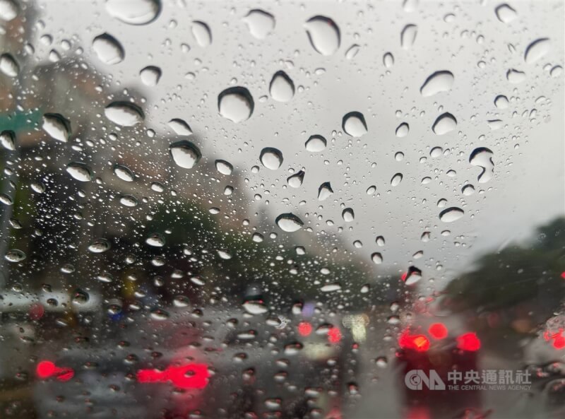 氣象局表示，受滯留鋒面影響，16日白天起各地降雨狀況轉趨明顯，且要留意短延時強降雨情。（中央社檔案照片）