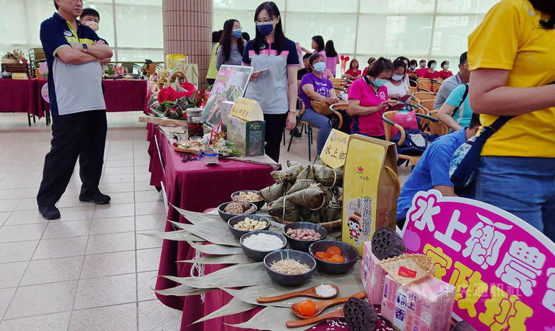 嘉義縣衛生局社區營養推廣中心15日邀請全縣18鄉鎮市農會以在地穀類食材推出「全穀特色粽」,並擺攤展示以供民眾參考。中央社記者蔡智明攝 112年6月15日