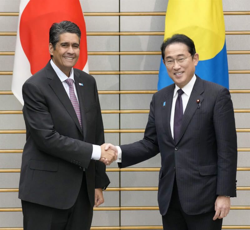 日本首相岸田文雄（右）14日與帛琉總統惠恕仁（左）會談。（共同社）