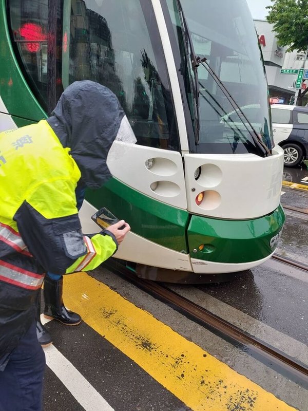 高雄輕軌15日早上發生意外事故，8時20分在凱旋三多路口，與機車發生擦撞，車上約15名乘客皆未受傷，但騎士事發後離開現場。（民眾提供）中央社記者林巧璉傳真  112年6月15日