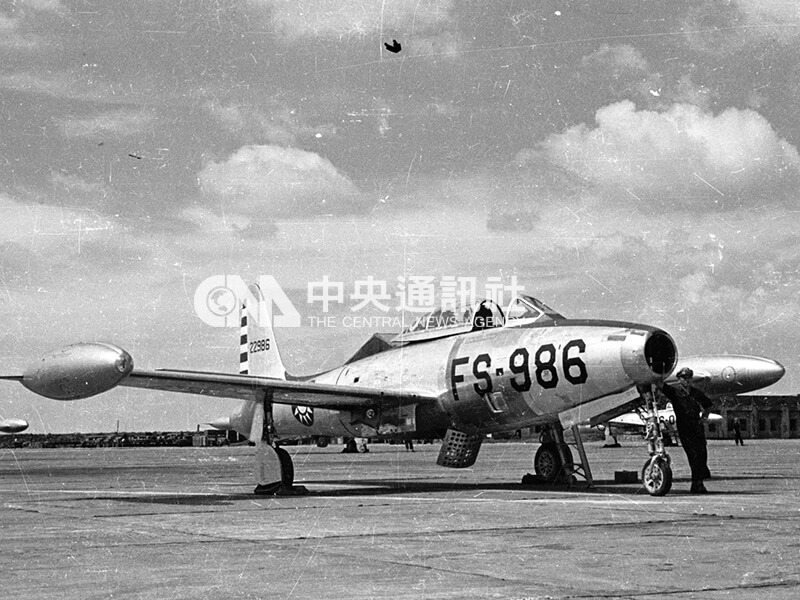 F-84雷霆式噴射戰鬥機也是雷虎小組進行飛行特技表演所使用的第一代機種，圖為其停在空軍基地英姿。（中央社檔案照片）