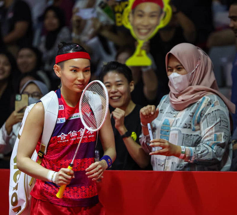 台灣羽球好手戴資穎（前左）在印尼也享有高人氣，每次進場都獲得滿場球迷的熱烈歡呼。（Badminton Photo提供）中央社記者黎建忠傳真  112年6月15日