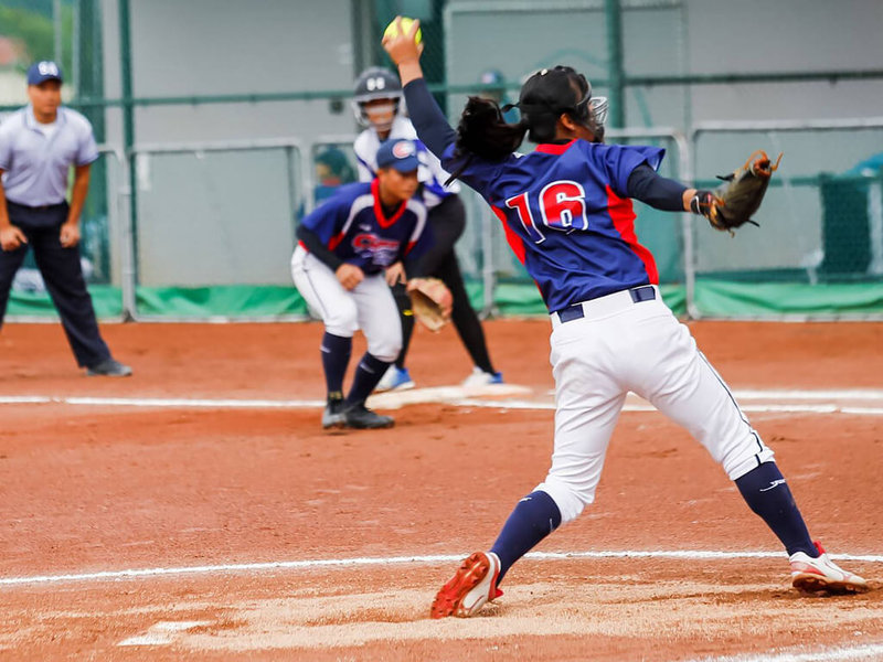 U15亞洲盃女子壘球錦標賽台灣隊16日在選手陳妙華（右）後援4局僅失1分帶領下，終場以5比3擊敗菲律賓隊、拿下預賽5連勝，將進軍U15世界盃女子壘球賽。（中華民國壘球協會提供）中央社記者楊啟芳傳真 112年6月16日