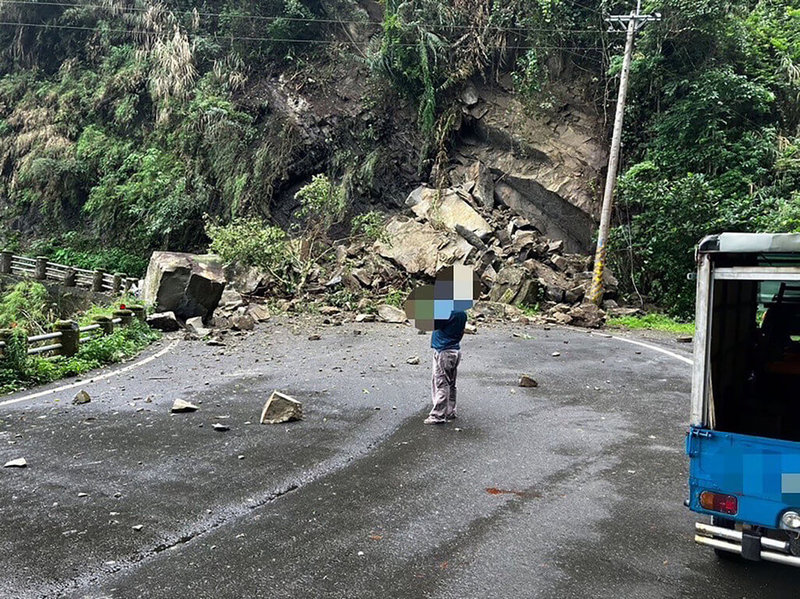 嘉義縣番路鄉嘉130線5.8公里處16日有大量落石崩落，導致道路中斷無法通行，警方據報也趕往現場拉起封鎖線。（警方提供）中央社記者黃國芳傳真  112年6月16日