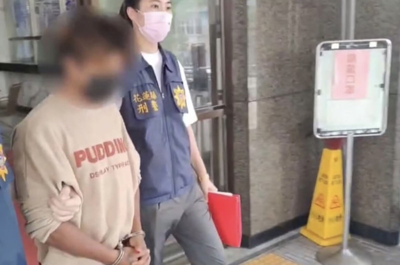 台東20歲邱姓男子（左）日前駕駛偷來的貨車在花蓮市與機車發生碰撞，邱男棄車逃逸並竊取另輛機車繼續逃竄，經花蓮警分局專案小組全台追緝，14日邱男在台東太麻里因案遭大武警分局逮捕移送，花蓮警分局持拘票連夜拘提邱嫌返回花蓮偵辦。（花蓮警分局提供）中央社記者張祈傳真  112年6月16日