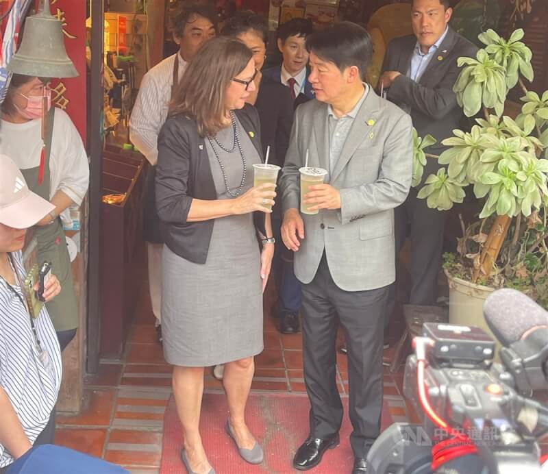 副總統賴清德(前右起)和美國在台協會(AIT)主席羅森柏格(Laura Rosenberger),8日走訪台南,還喝了古早味冬瓜茶,體驗舊城風情。中央社記者張榮祥台南攝 112年6月8日
