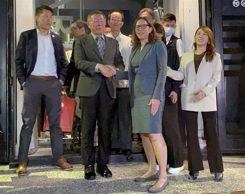 台灣民眾黨主席柯文哲(前中左)9日晚間和美國在台協會(AIT)主席羅森柏格(Laura Rosenberger)(前中右)在高雄餐敘,雙方餐後在門口握手致意。中央社記者蔡孟妤攝 112年6月9日