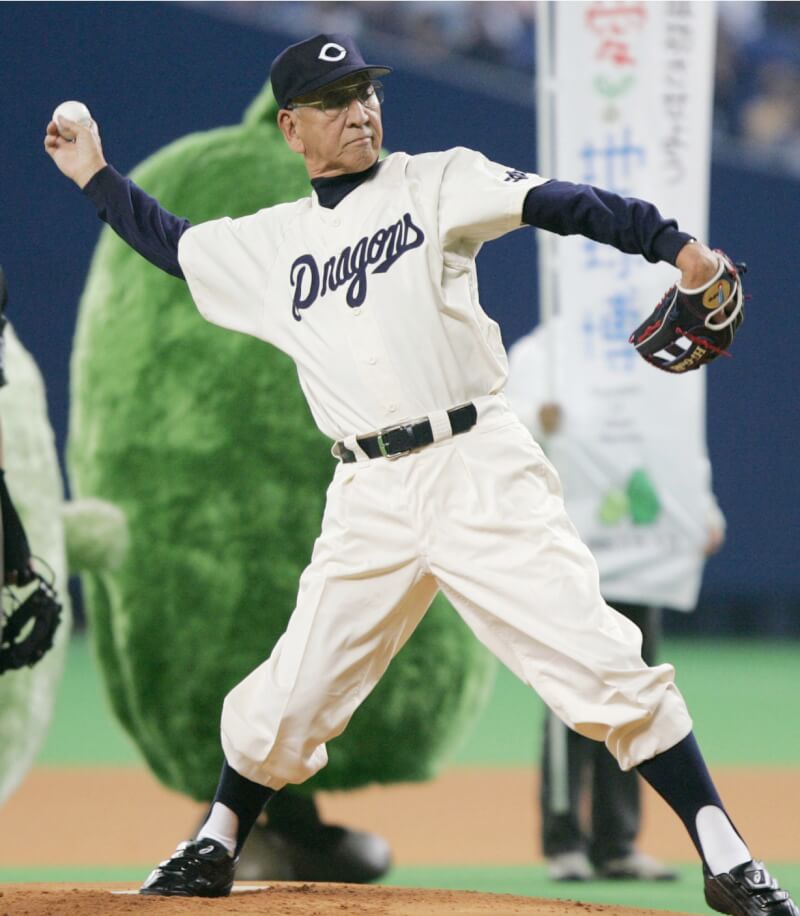 日本職棒中日隊有「指叉球之神」封號的杉下茂逝世，享耆壽97歲。圖為2004年10月，杉下茂在名古屋巨蛋投球。（共同社）