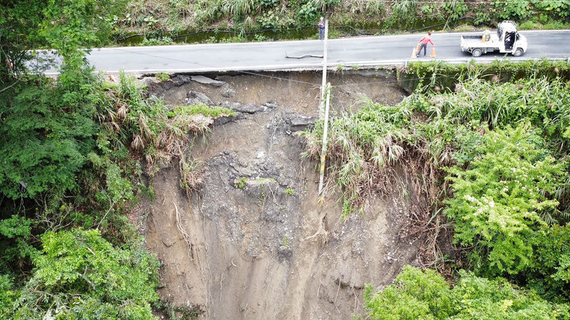 近期持續降雨，有民眾15日晚間發現南投縣仁愛鄉投89線力行產業道路指標約37.5公里處外側電線桿下陷歪斜，16日進一步查看發現路基嚴重流失，目前已先封閉外線。（民眾提供）中央社記者蕭博陽南投縣傳真 112年6月16日