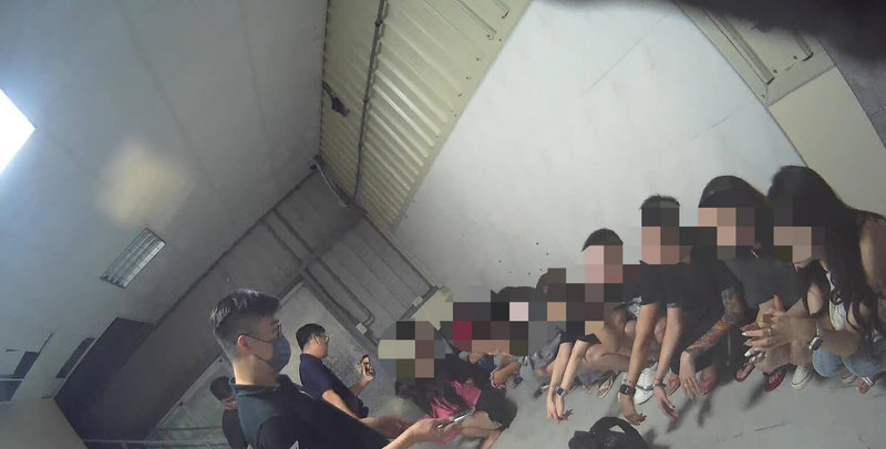 男子日前求職時拒絕配合詐騙,竟遭擄走囚禁及勒贖,警方獲報後循線攻堅救出3名肉票,陸續逮捕11男6女並起出刀械等物,詢後將涉案人士依法送辦。(台南市警局提供)中央社記者張榮祥傳真 112年6月16日