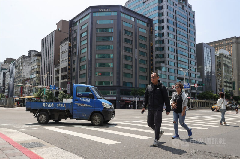 圖為台北市行人穿越馬路。（中央社檔案照片）