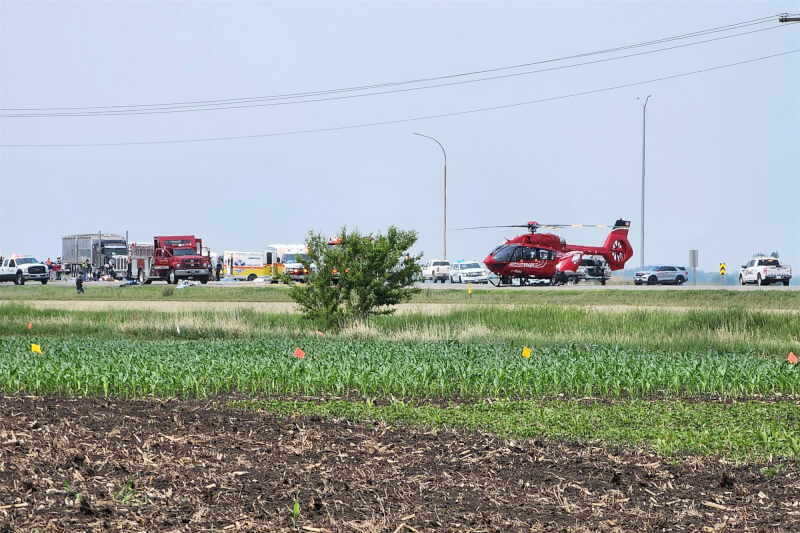 加拿大曼尼托巴省15日發生重大車禍，至少15人死亡，消防人員到場救援。（法新社）