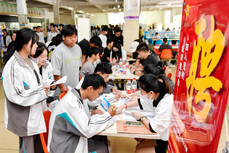 圖為中國浙江省學生15日在招聘會上尋求實習就業機會。（中新社）