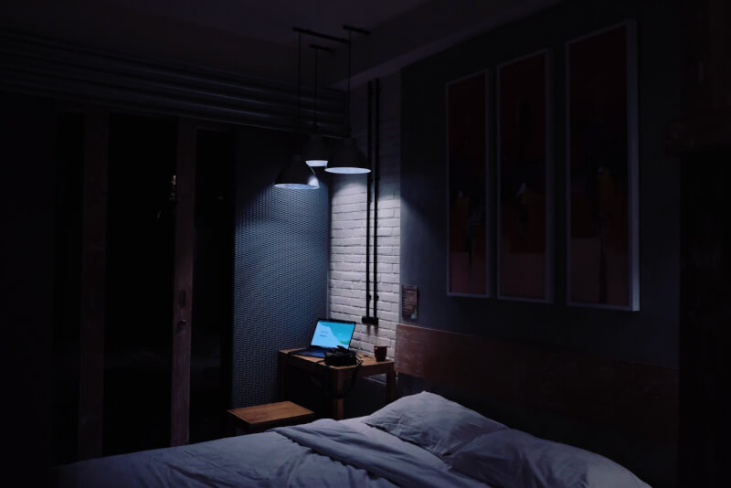 芬蘭一項研究指出，習慣熬夜的人，其實不會比習慣早睡早起的人短命。（示意圖／圖取自Unsplash圖庫）