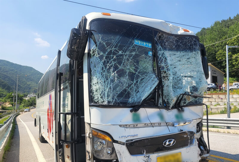 首爾東部的高速公路16日發生7輛汽車追尾事故，當中3輛旅遊巴士搭載前往修學旅行的中學生，包括學生在內有超過80人受傷。（韓聯社）