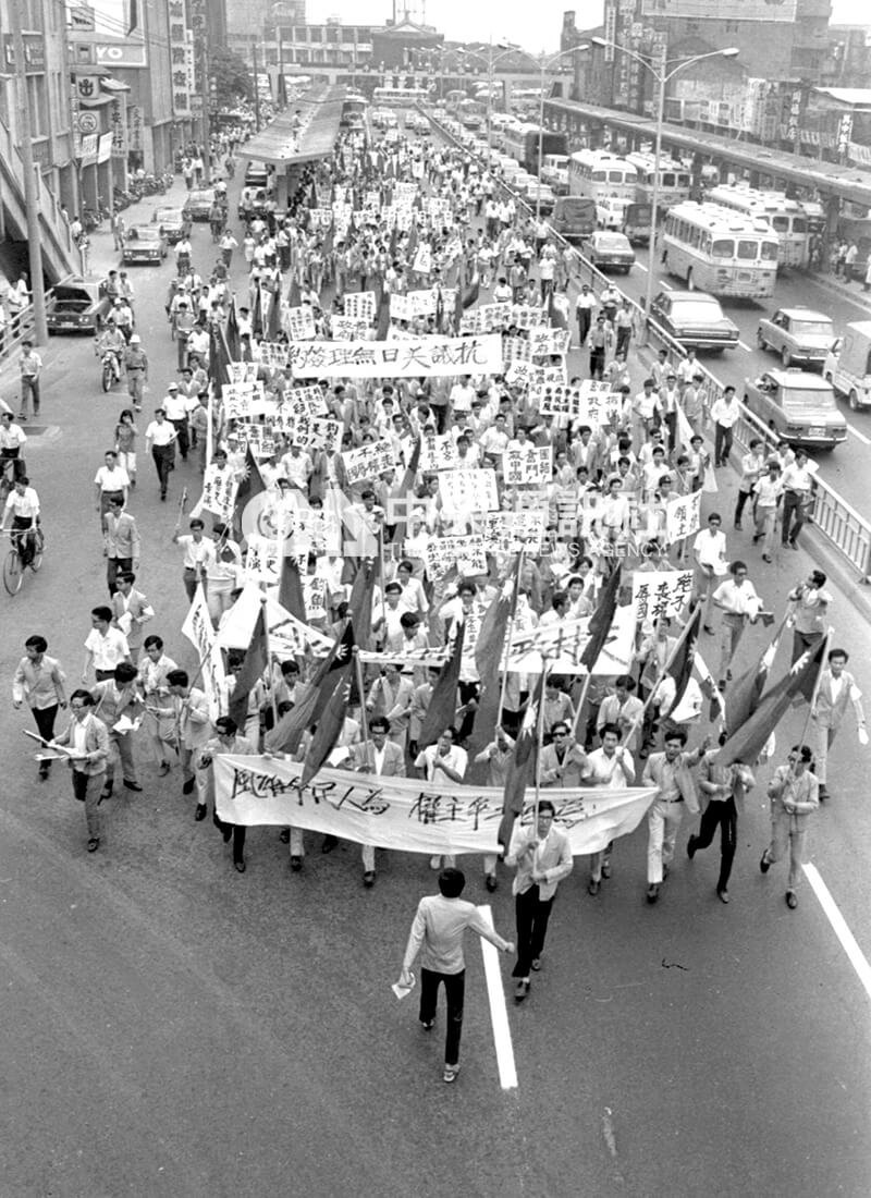 台大學生1971年6月17日前往美日使館遊行抗議，由學生代表張台雄宣讀抗議書。（中央社檔案照片）
