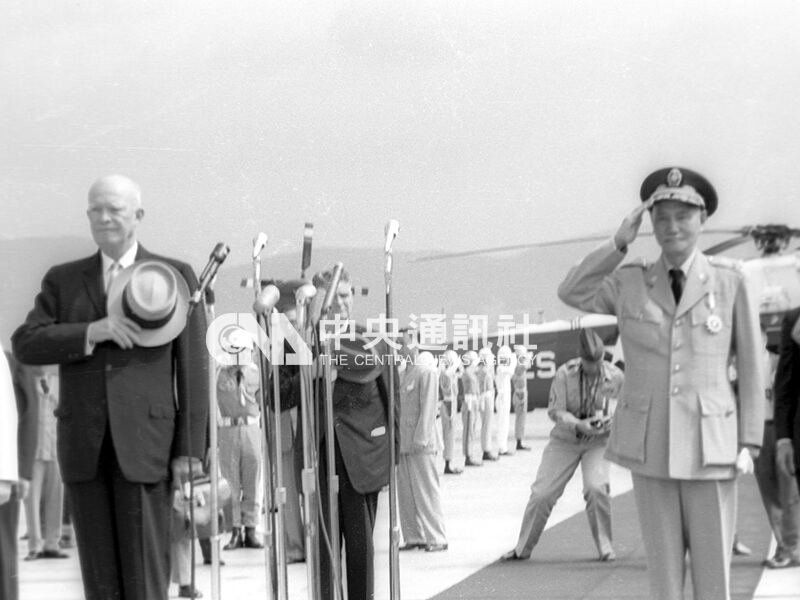美國總統艾森豪1960年6月18日訪台，蔣中正總統親自迎接，陪同艾森豪總統檢閱三軍儀隊。（中央社檔案照片）