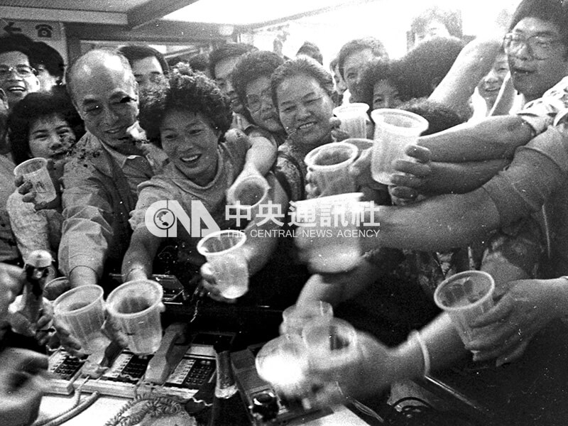 證券商開香檳酒慶祝萬點行情。（中央社檔案照片）