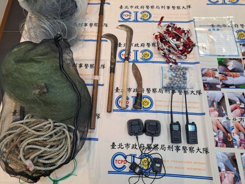 陳姓男子曾做過假交友詐騙集團,因警方強力掃蕩詐騙,改與黃男合作轉職當擄鴿集團,派員到山區等處捕抓訓練期間鴿子,恐嚇飼主不給錢就凌虐鴿子。北市警方逮捕陳男等9人送辦。圖為警方搜出相關證物。(警方提供)中央社記者劉建邦傳真 112年6月17日