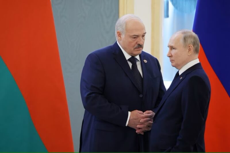 圖為俄羅斯總統蒲亭（右）4月與白俄羅斯總統魯卡申柯（左）在克里姆林宮會面。（Sputnik/Mikhail Klimentyev/Kremlin via 路透社）