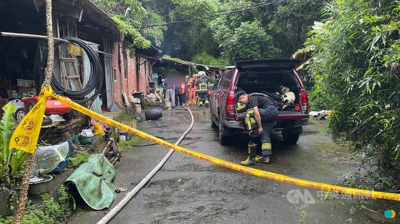 新北市三峽區中山路一間磚造平房17日清晨發生火警，消防員到達時火勢已熄滅，經搜索發現客廳地上有一具焦屍。警方初步調查疑為吳姓屋主。（翻攝照片）中央社記者黃旭昇新北傳真  112年6月17日