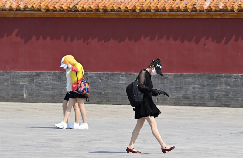 氣象專家預測，今年中國全國各地遭遇的極端天氣情形，可能會超過去年持續了兩個多月的高溫天氣。圖為17日瀋陽民眾戴帽子、穿外套防曬。（中新社）