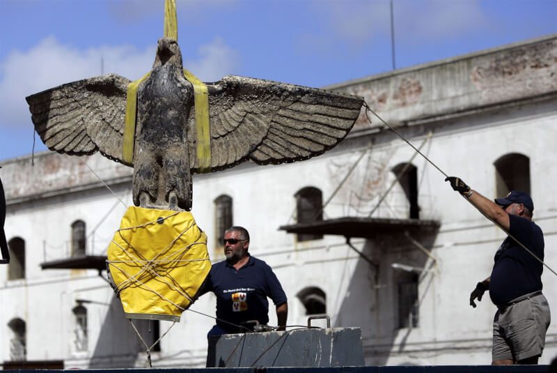 烏拉圭2006年在沿岸外海一艘沉沒的二戰納粹德國驅逐艦上發現了一尊老鷹青銅雕像（美聯社）