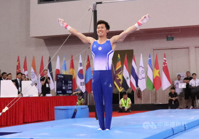 體操亞錦賽18日在新加坡進行最後一天賽程，台灣好手李智凱在單槓決賽上陣。中央社記者侯姿瑩新加坡攝 112年6月18日