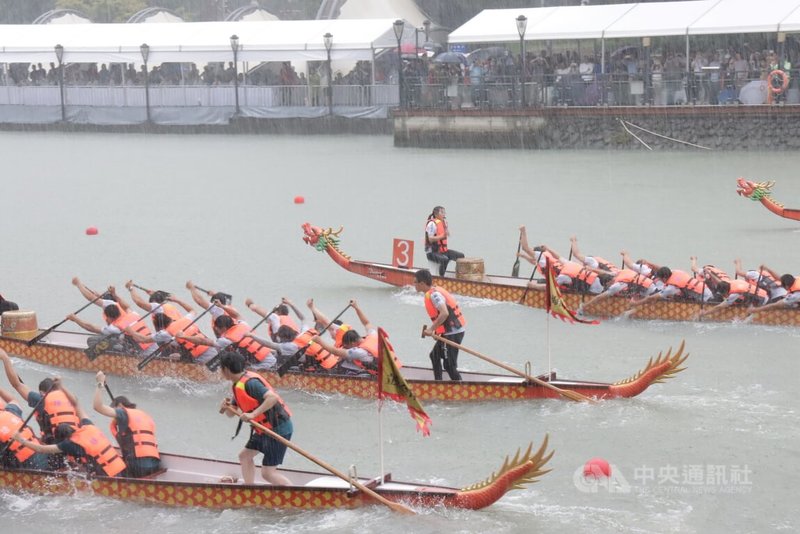 中國龍舟公開賽（上海·普陀站）暨第19屆上海蘇州河城市龍舟國際邀請賽18日落幕，即使大雨，選手們仍奮力衝刺。中央社記者張淑伶上海攝  112年6月18日