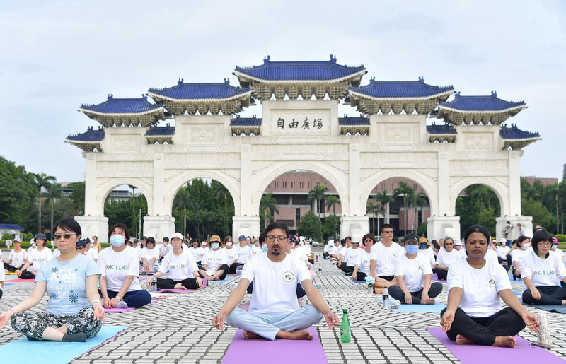 歡慶第9屆國際瑜伽日，印度台北協會18日邀請資深瑜伽老師，在中正紀念堂帶領上百位民眾一起做瑜伽。（印度台北協會提供）中央社記者黃雅詩傳真 112年6月18日