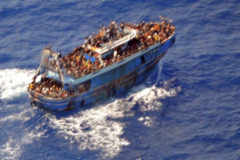 一艘超載移民的船隻14日凌晨在希臘外海翻覆沉沒，至少78人死亡。希臘海岸防衛隊在事發前曾拍到這艘船。（Hellenic Coast Guard/Handout via 路透社）