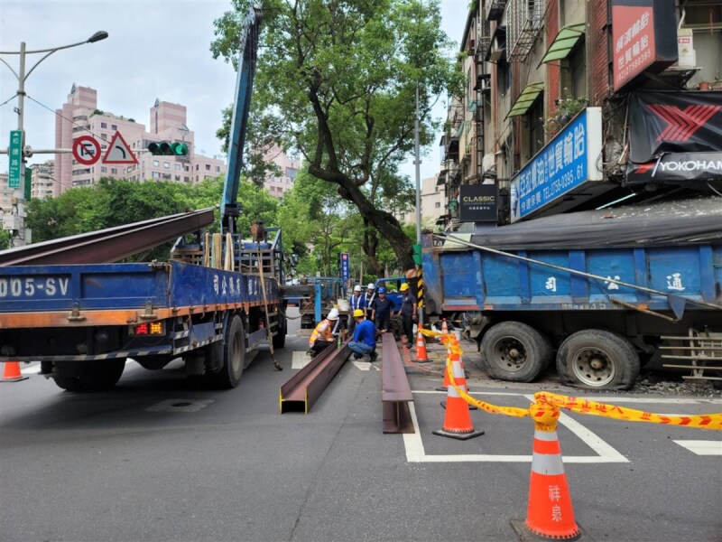 一輛砂石車18日凌晨衝進台北市信義區民宅，撞毀騎樓承重柱，市府表示，技師判斷建物有結構安全疑慮，已疏散5戶16人，並先以鋼料緊急補強支撐。（台北市政府提供）中央社記者陳昱婷傳真 112年6月18日