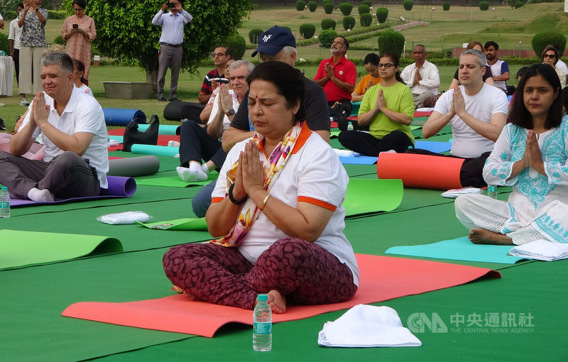 6月21日是國際瑜伽日，印度主管外交及文化事務國務部長雷奇（Meenakshi Lekhi，中）17日在新德里主持瑜伽活動，邀請外國駐印度使節、文化界人士及國際友人參加。中央社記者林行健德里攝  112年6月18日